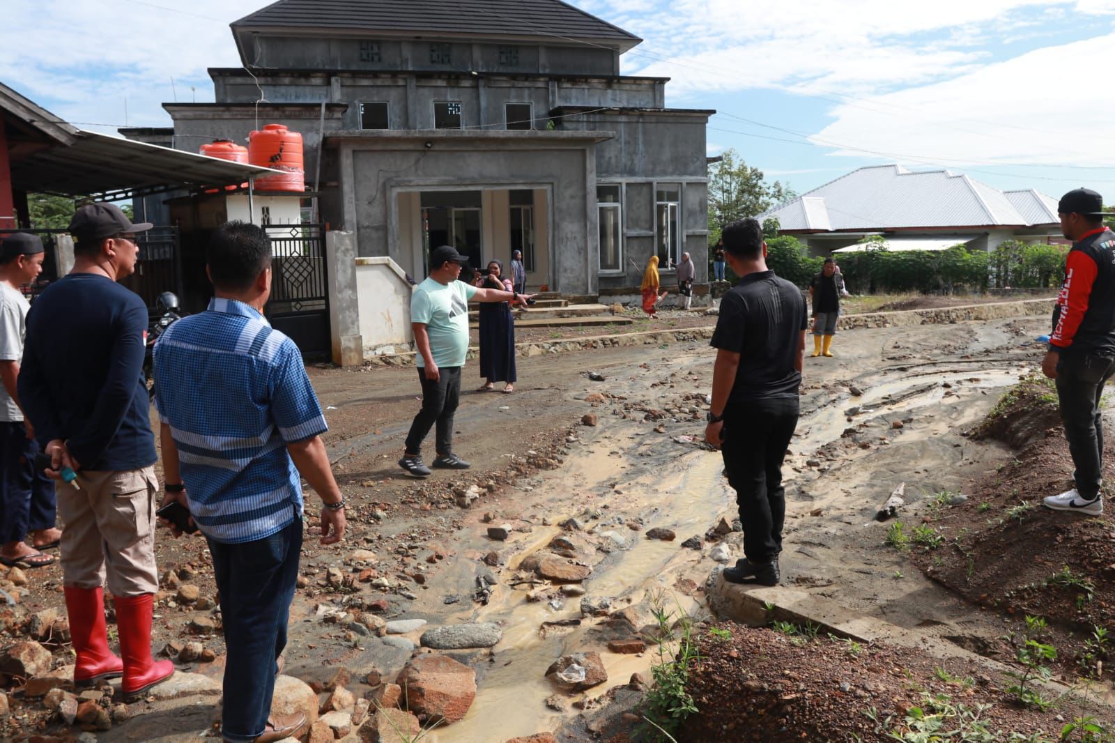 Pj. Wali Kota Palopo Tinjau Lokasi Terdampak Banjir Akibat Hujan Deras