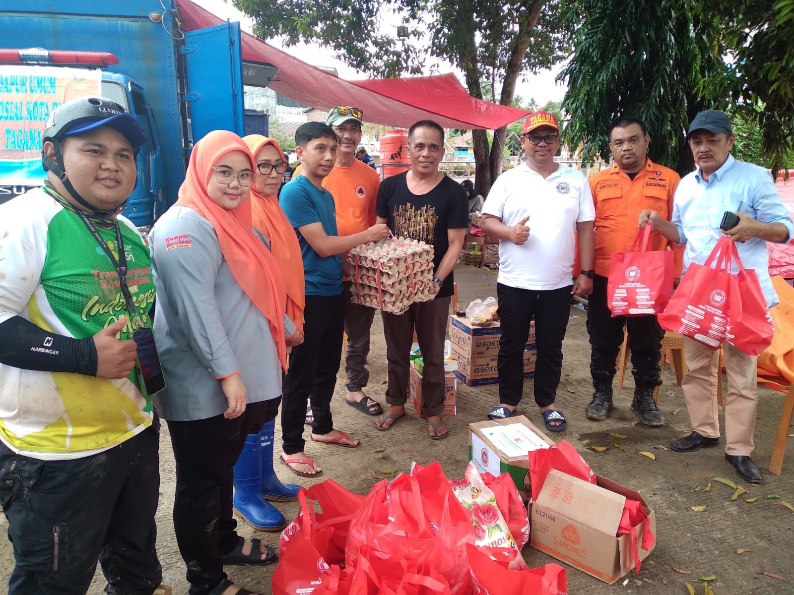 Peduli Banjir Luwu, PJ Wali Kota Palopo Serahkan Bantuan