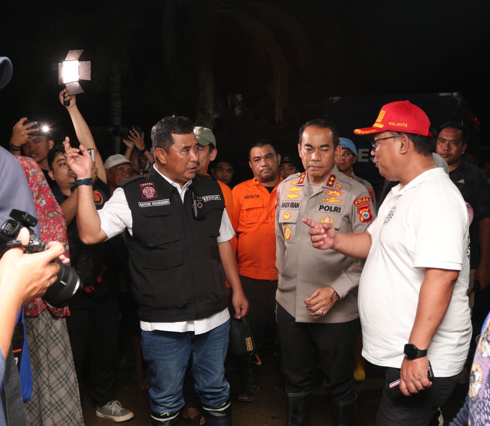 Pj Wali Kota Palopo Dampingi Pj Gubernur Sulsel Tinjau Dan Berikan Bantuan Banjir Luwu