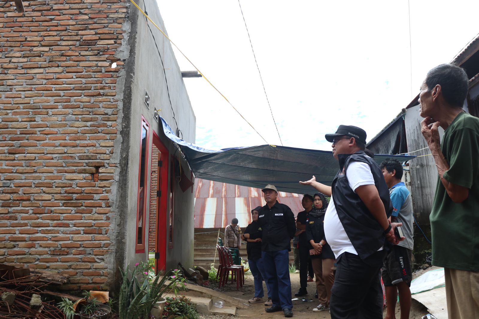 Pj Wali Kota Tinjau Rumah Warga Rusak Dihantam Angin Puting Beliung