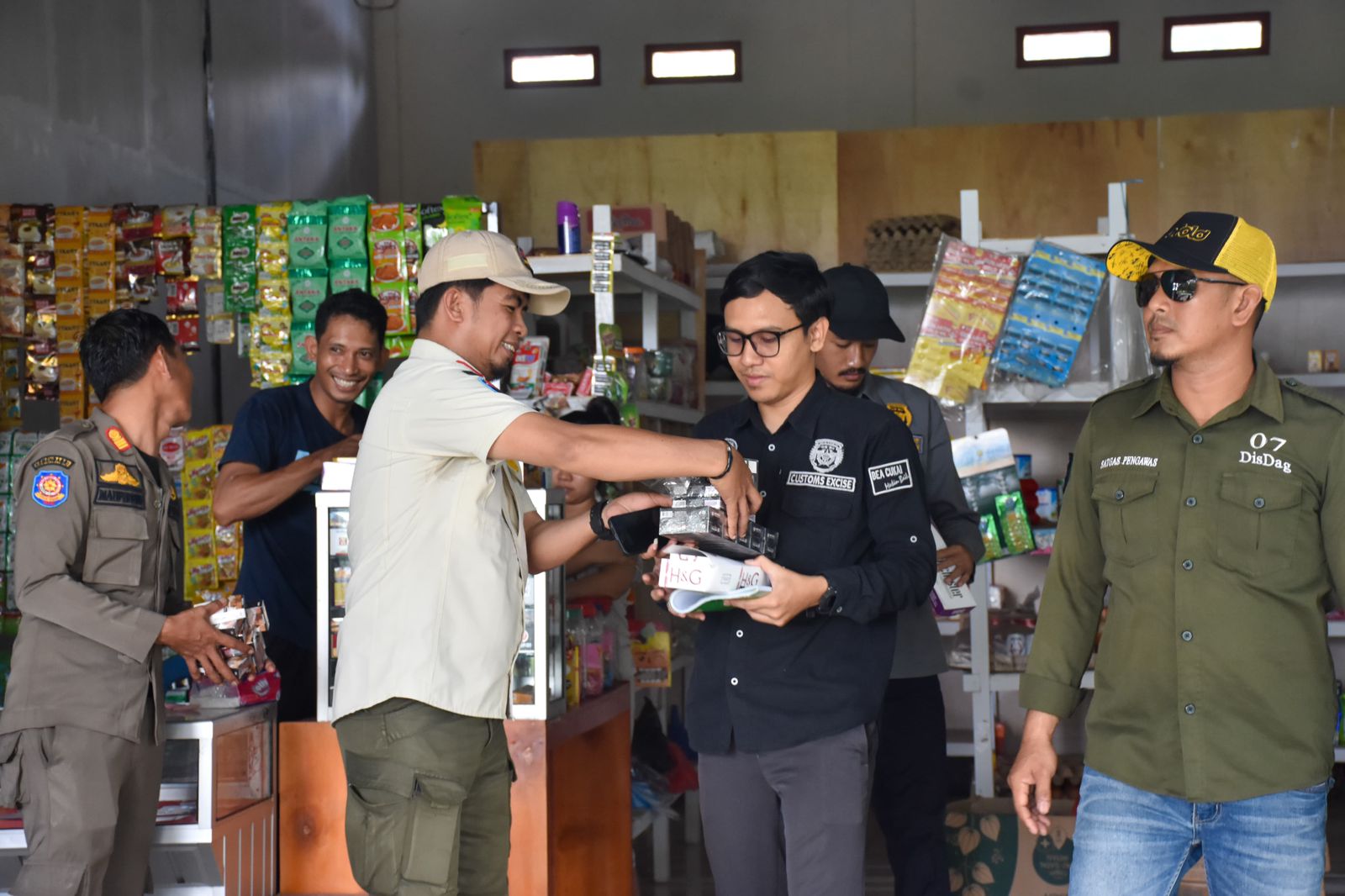 Gelar Operasi Pasar BKC Ilegal, Bea Cukai Dan Satpol PP Palopo Temukan Rokok Ilegal