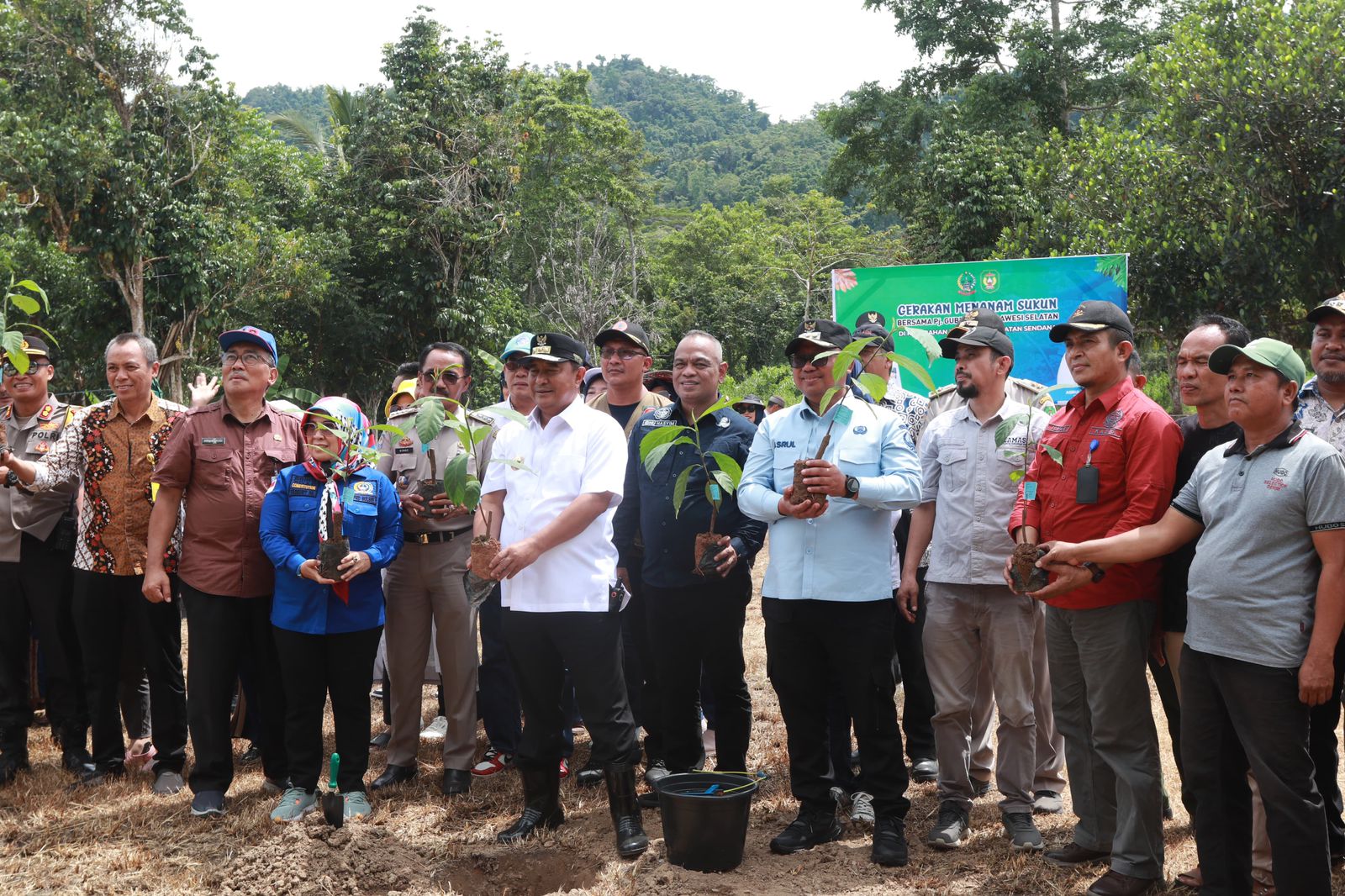 Pj Gubernur Sulsel Galakkan Budi Daya Sukun Bersama Warga Kota Palopo
