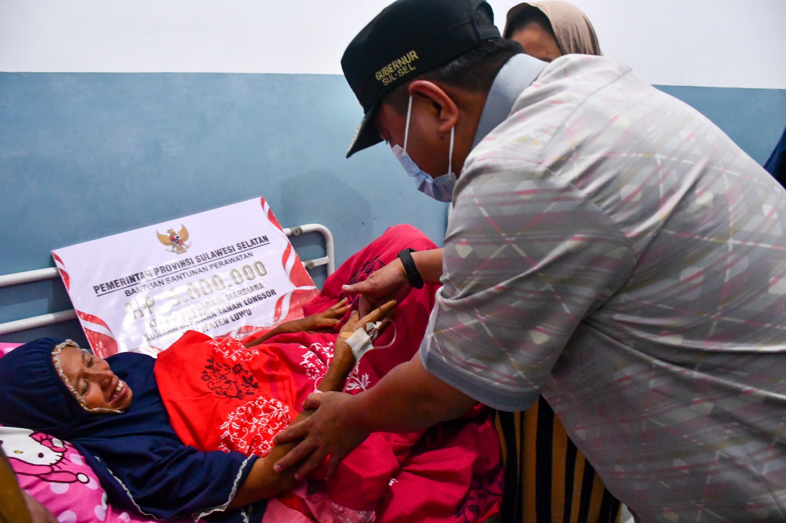 Pj Gubernur Sulsel Jenguk Korban Terdampak Longsor di RS At Medika Palopo