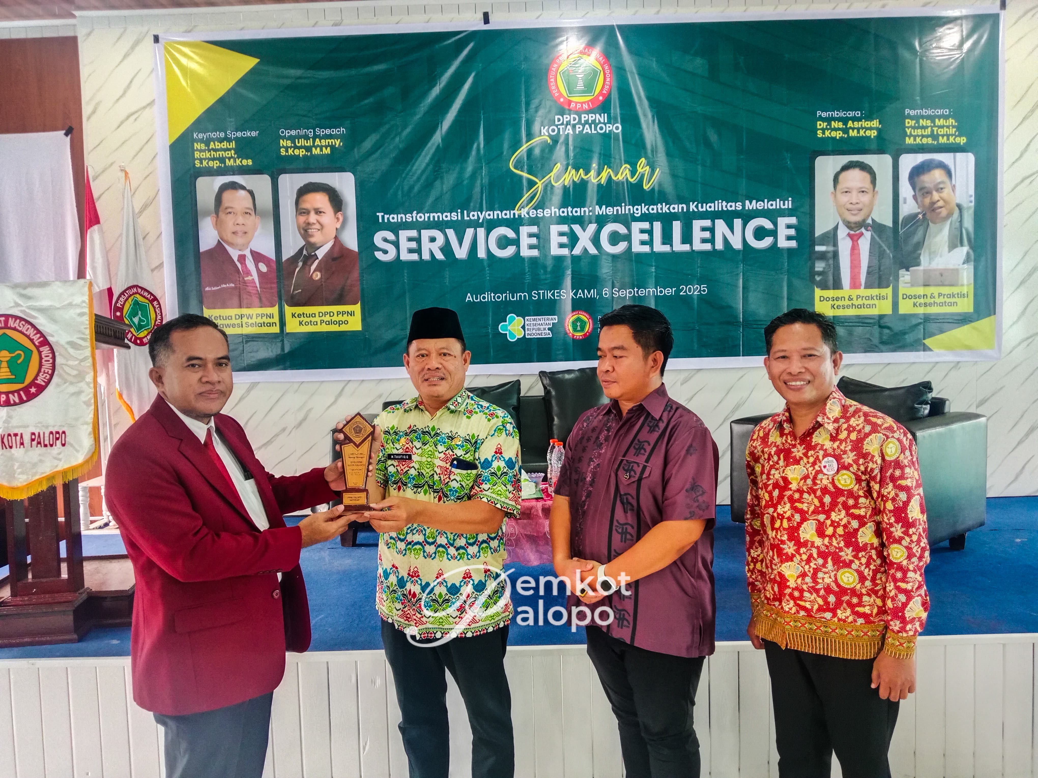 Staf Ahli Kesra menghadiri Seminar Transformasi Layanan Kesehatan STIKES Kamus Arunika