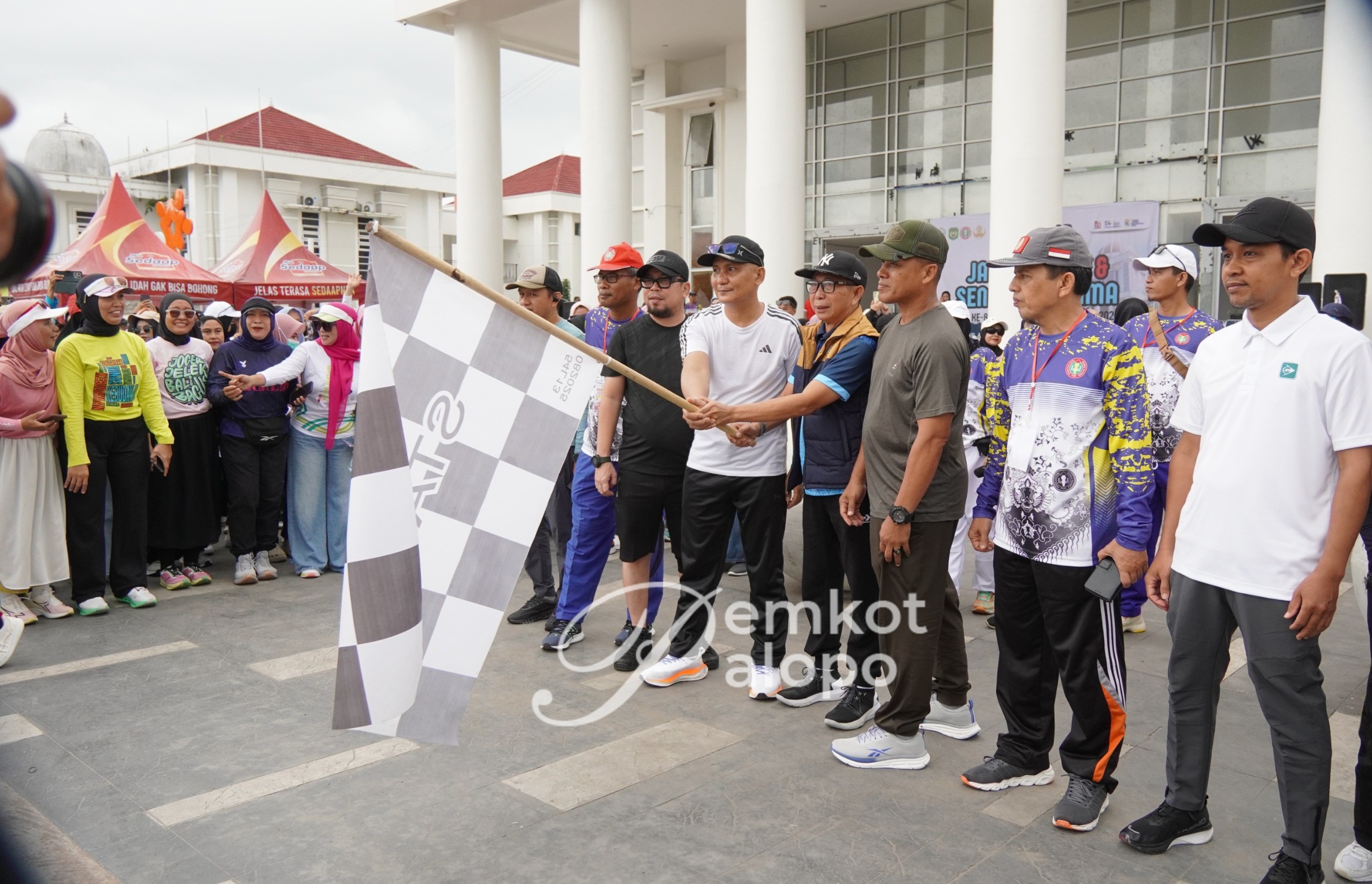 Plh. Sekda Palopo melepas Peserta Jalan Santai dan Senam Sehat HUT PGRI dan Hari KORPRI