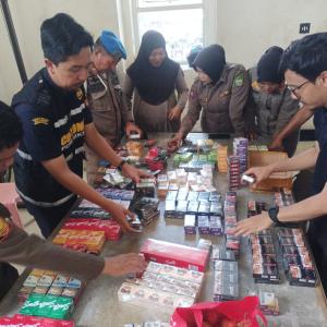 satpol-pp-bersama-bea-cukai-operasi-gempur-rokok-ilegal