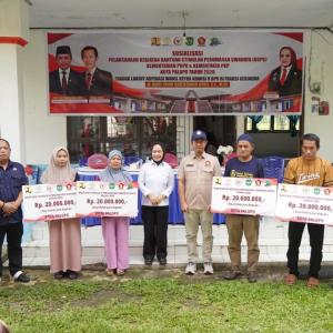 wali-kota-palopo-serahkan-bsps-ke-warga-padang-lambe