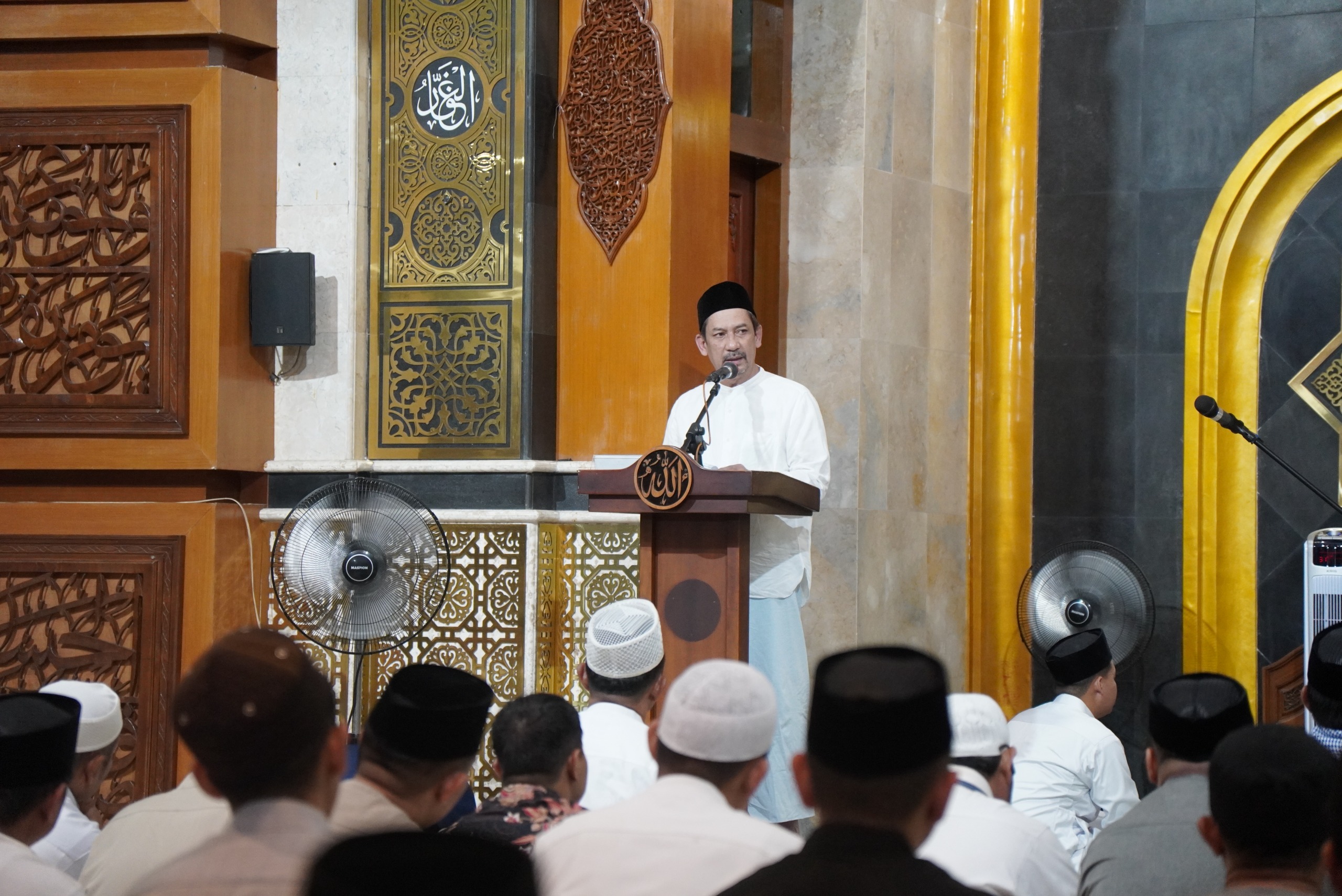 Pj Wali Kota Awali Shalat Tarawih Pertama di Masjid Agung