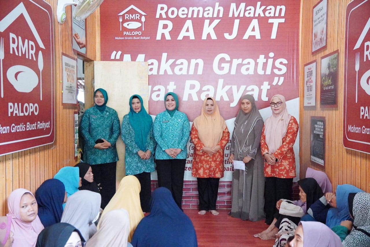 Kolaborasi PKK dan DWP Kota Palopo Berbagi di Roemah Makan Rakjat