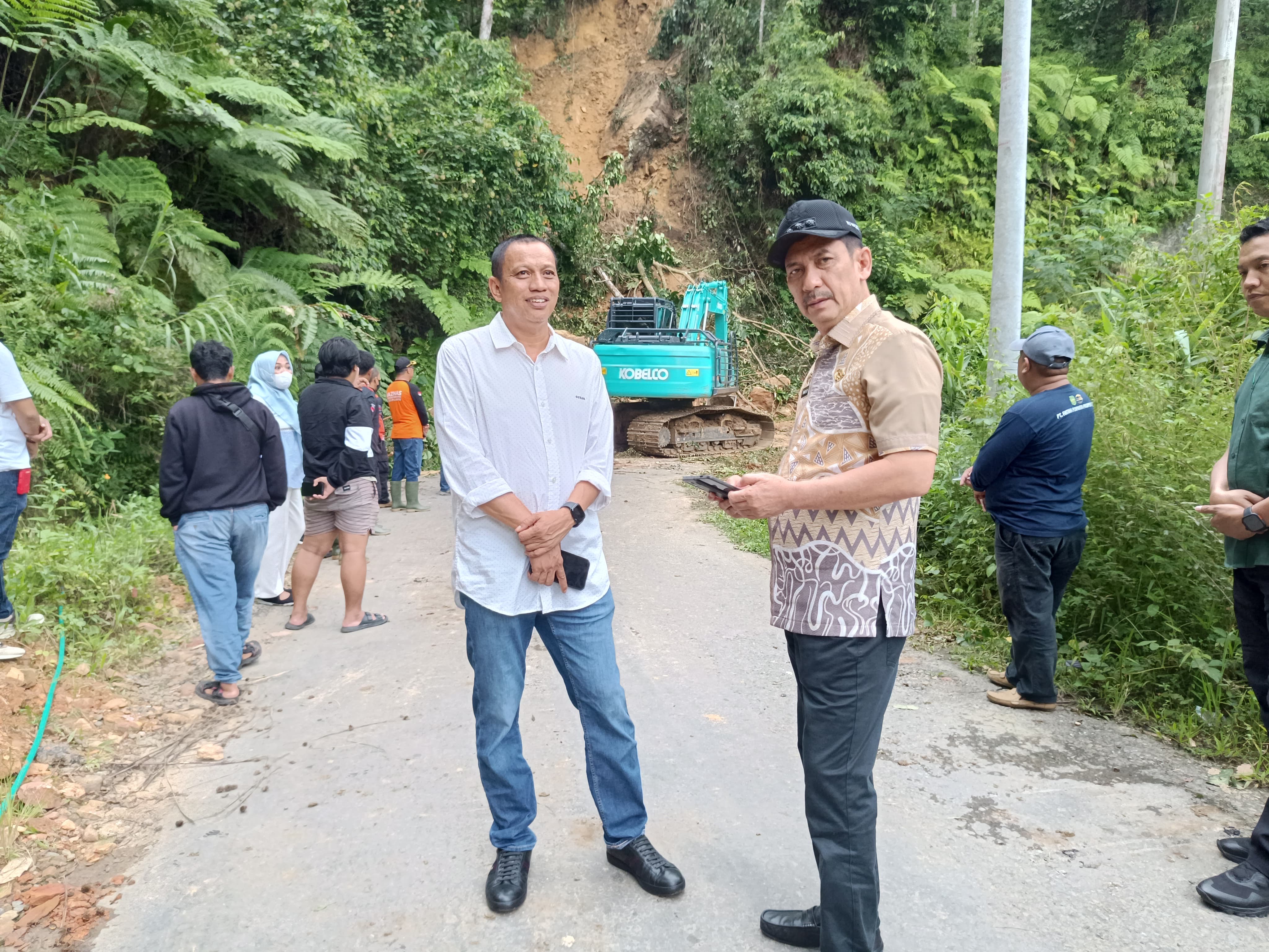 Akses Kembali Normal, Usai BPBD dan PUPR Singkirkan Material Longsor Latuppa