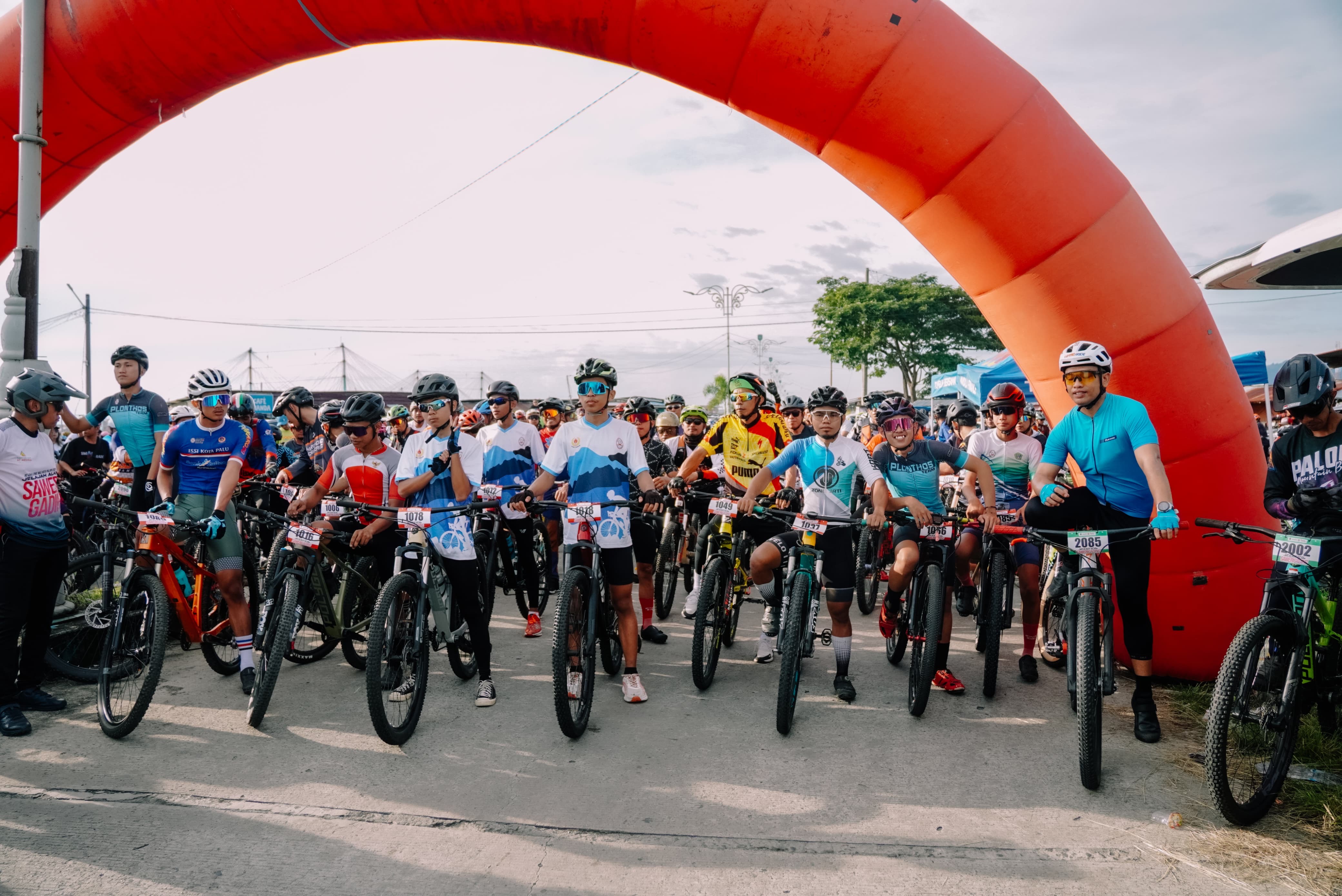 Jelajah Alam Sawerigading, Bersepeda Sambil Wisata