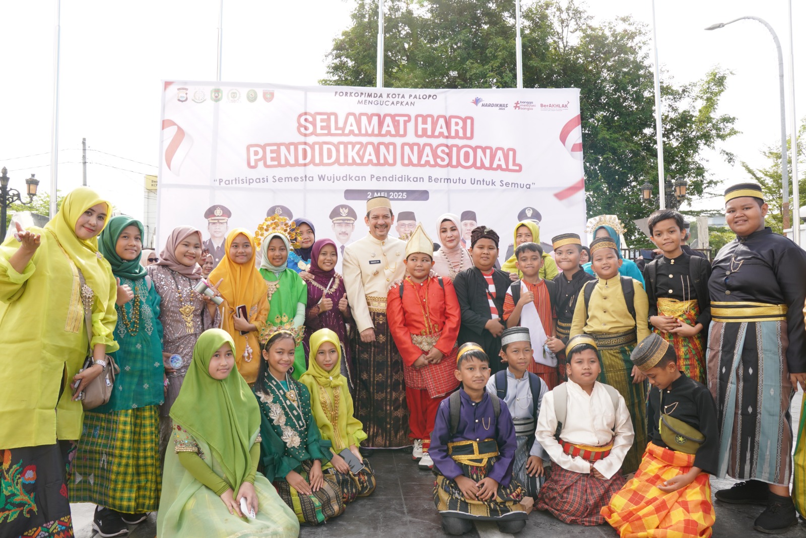 Pesona Busana Adat Nusantara Warnai Peringatan Hardiknas di Kota Palopo