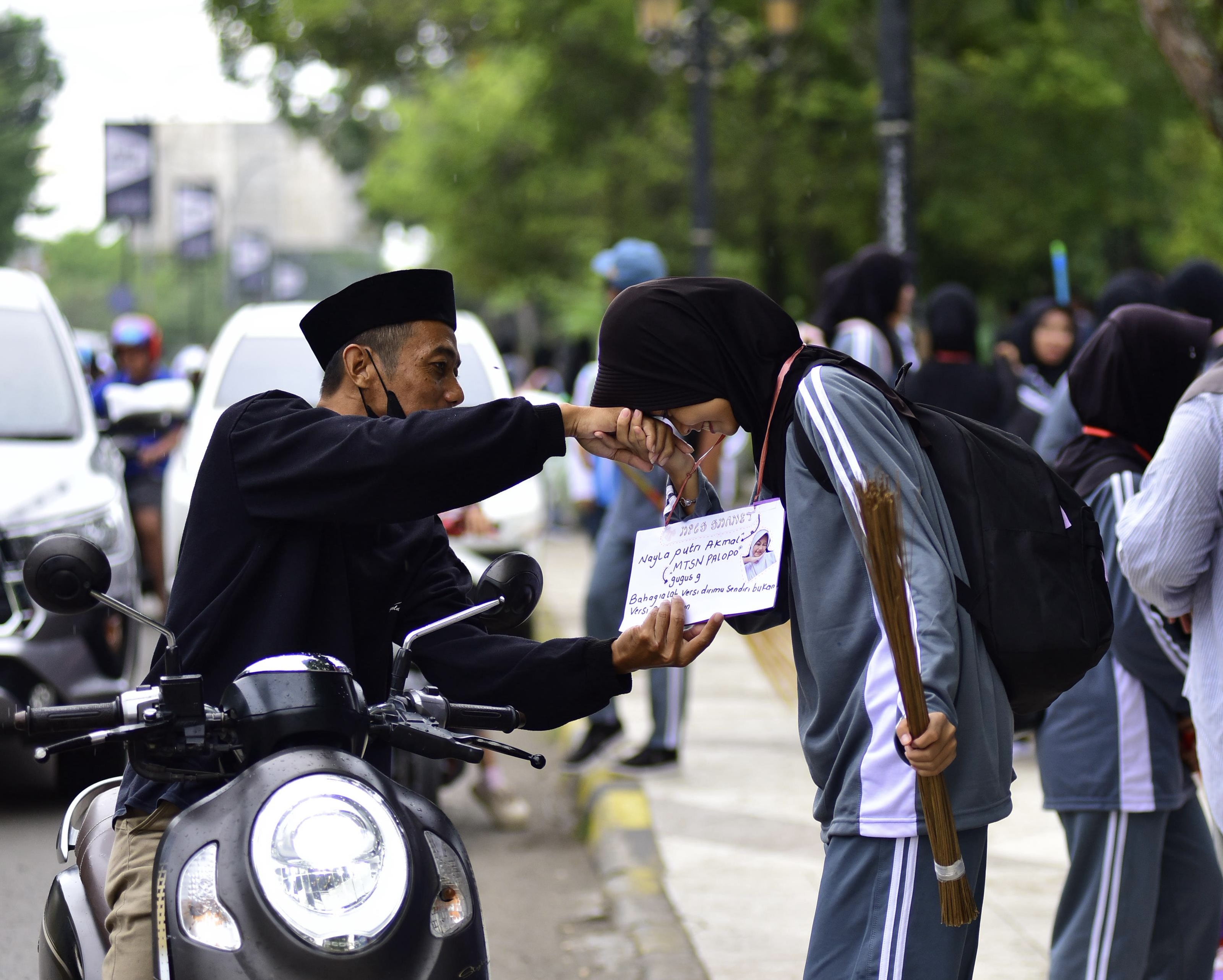 Gerakan Ayah Mengantar Anak Warnai Hari Pertama Sekolah