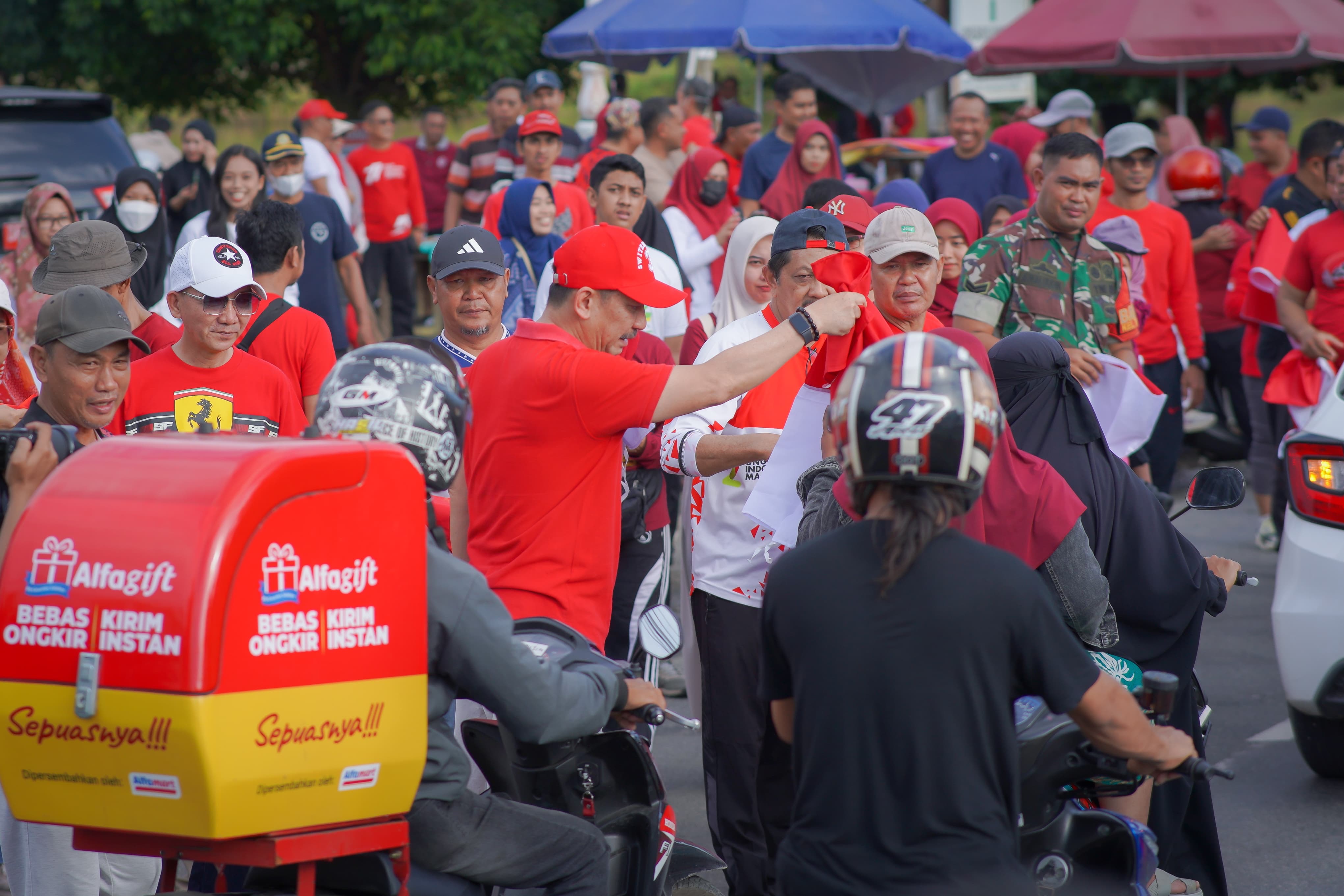 Jelang HUT RI, Pemkot Palopo Bagi Ribuan Bendera Merah Putih dan Tebar Ribuan Bibit Ikan