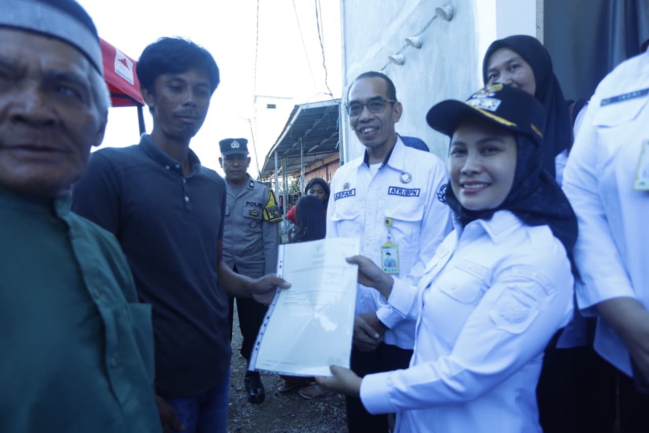 Wali Kota Serahkan Sertifikat Tanah, Warga Salotellue Bersyukur