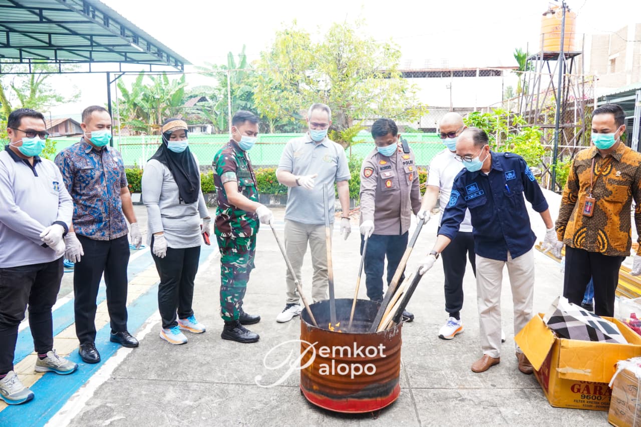 Kejari Palopo kembali menggelar Pemusnahan Barang Bukti dan Barang Rampasan terhadap perkara yang telah putus.