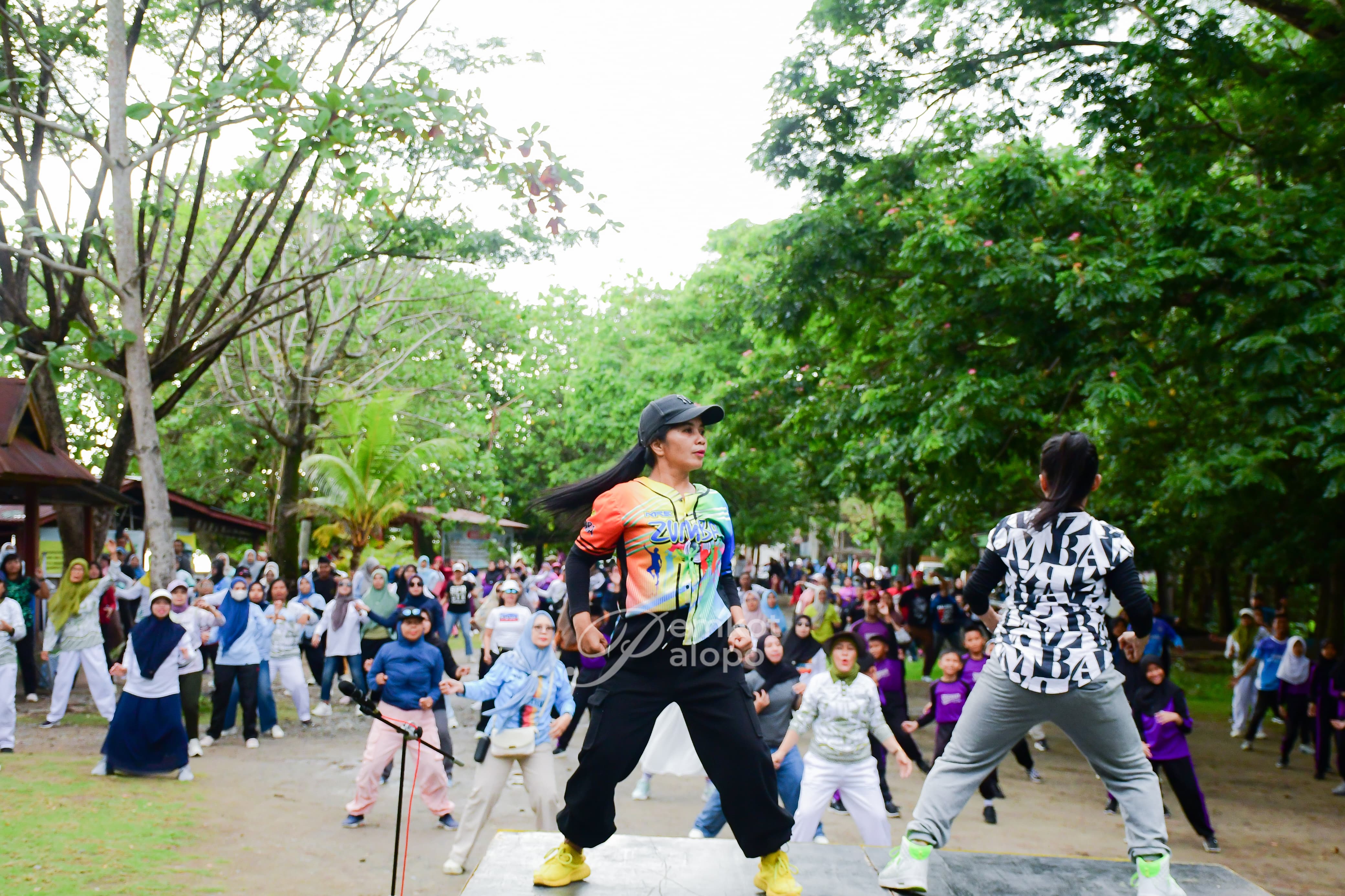 Pemkot Palopo menggelar Senam dan Kerja Bakti Bersama di Pantai Labombo