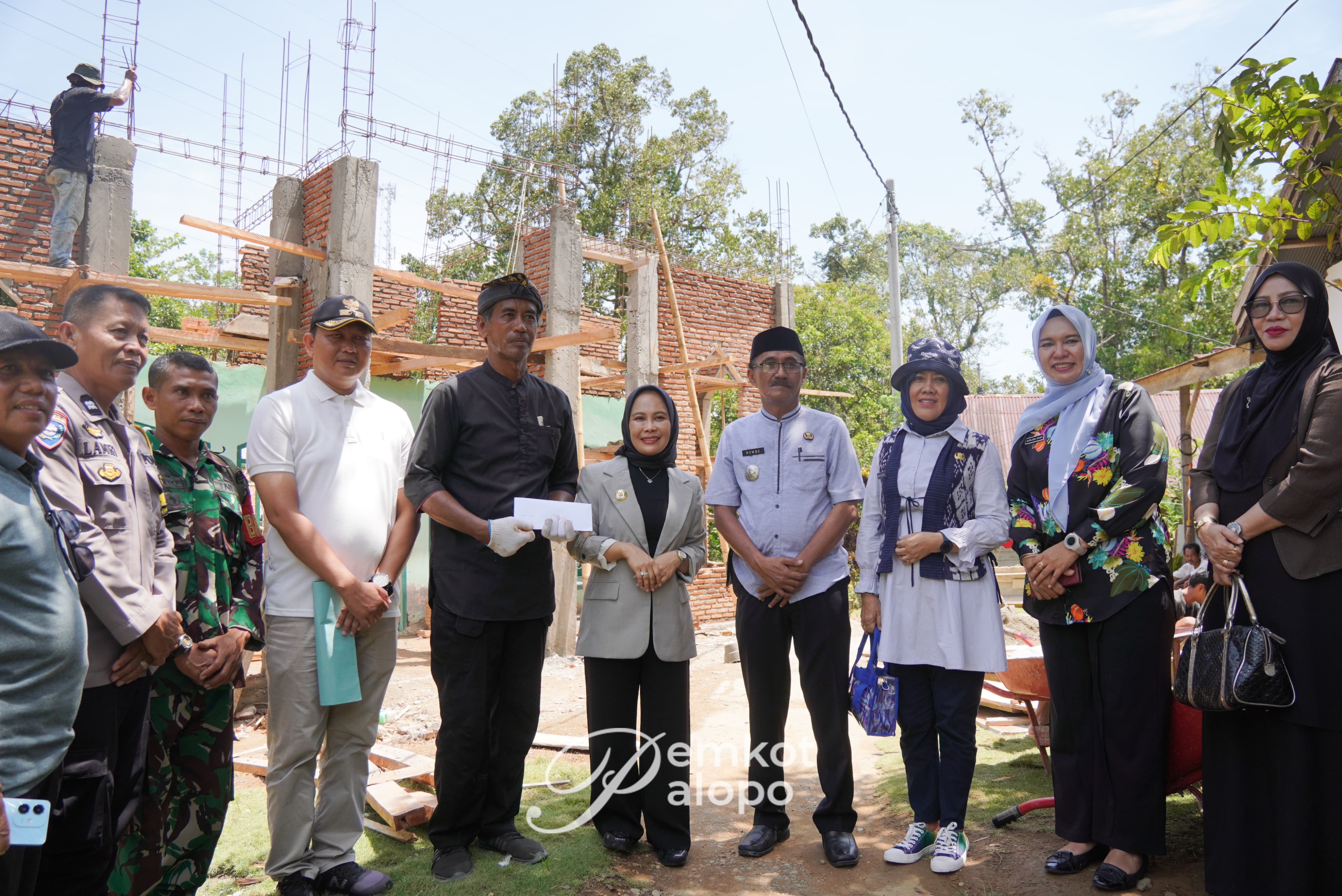 Wali Kota Palopo menyalurkan bantuan Pembangunan Masjid Babul Jannah