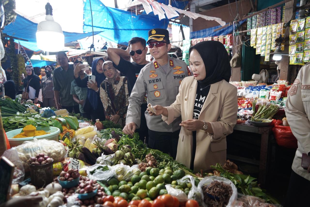 Jelang Nataru, Wali Kota Palopo melakukan Operasi Pasar di PNP dan Pasar Andi Tadda