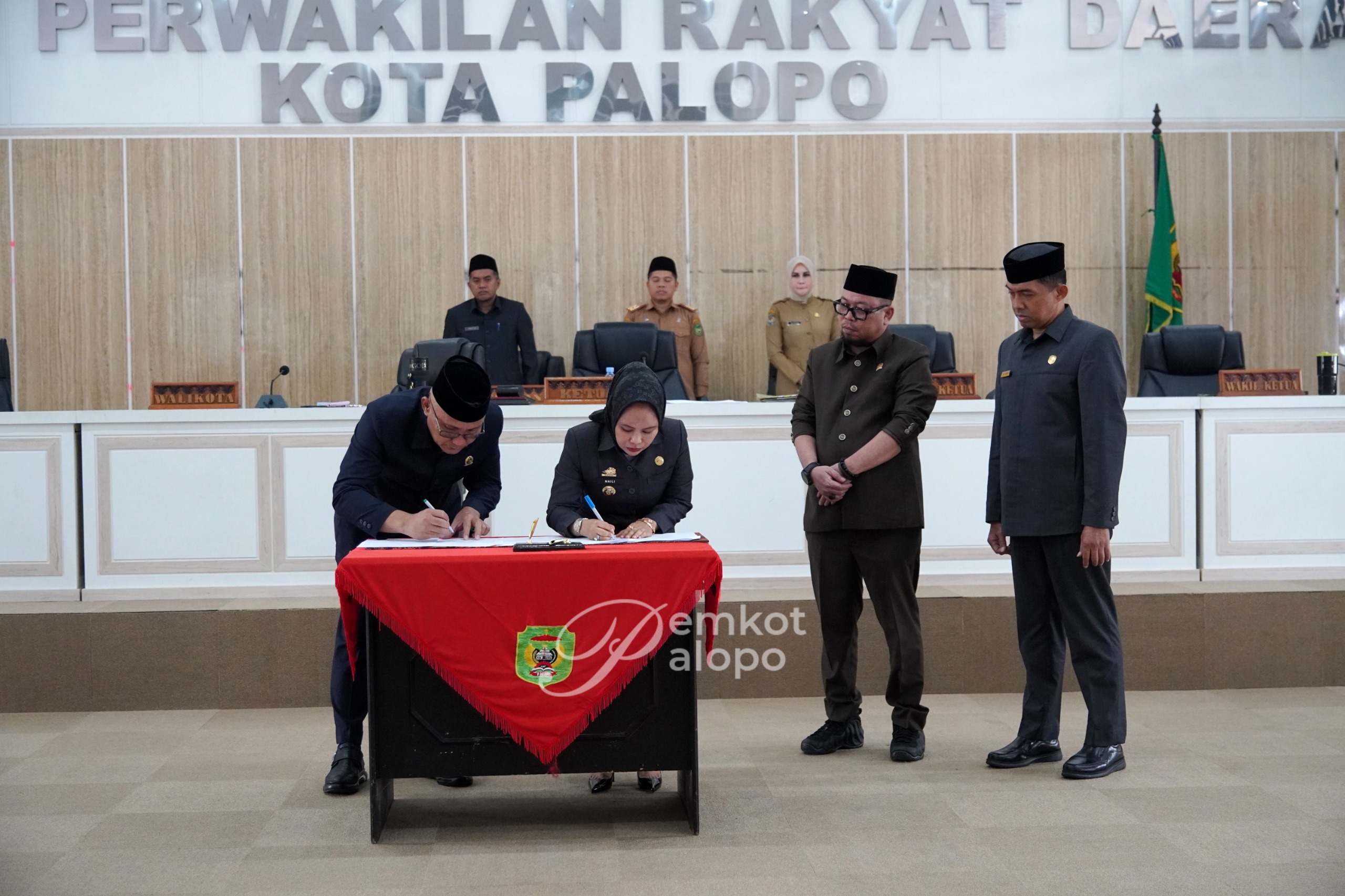 Wali Kota Palopo menandatangani Raperda APBD Kota Palopo TA 2026 bersama DPRD Palopo