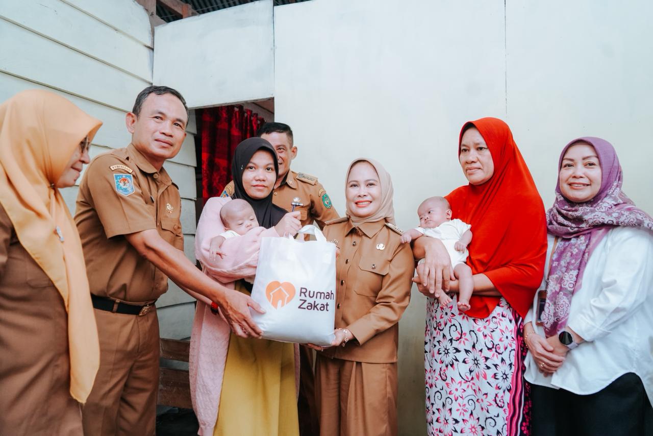 Bersama BKKBN Sulsel, Wali Kota Palopo Salurkan Bantuan Sembako nagi Warga Beresiko Stunting
