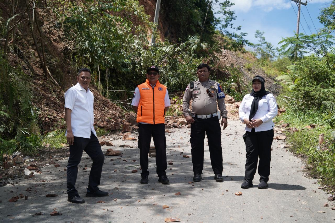 Asisten Pemerintahan meninjau Lokasi Longsor Jalan Poros Palopo-Bastem