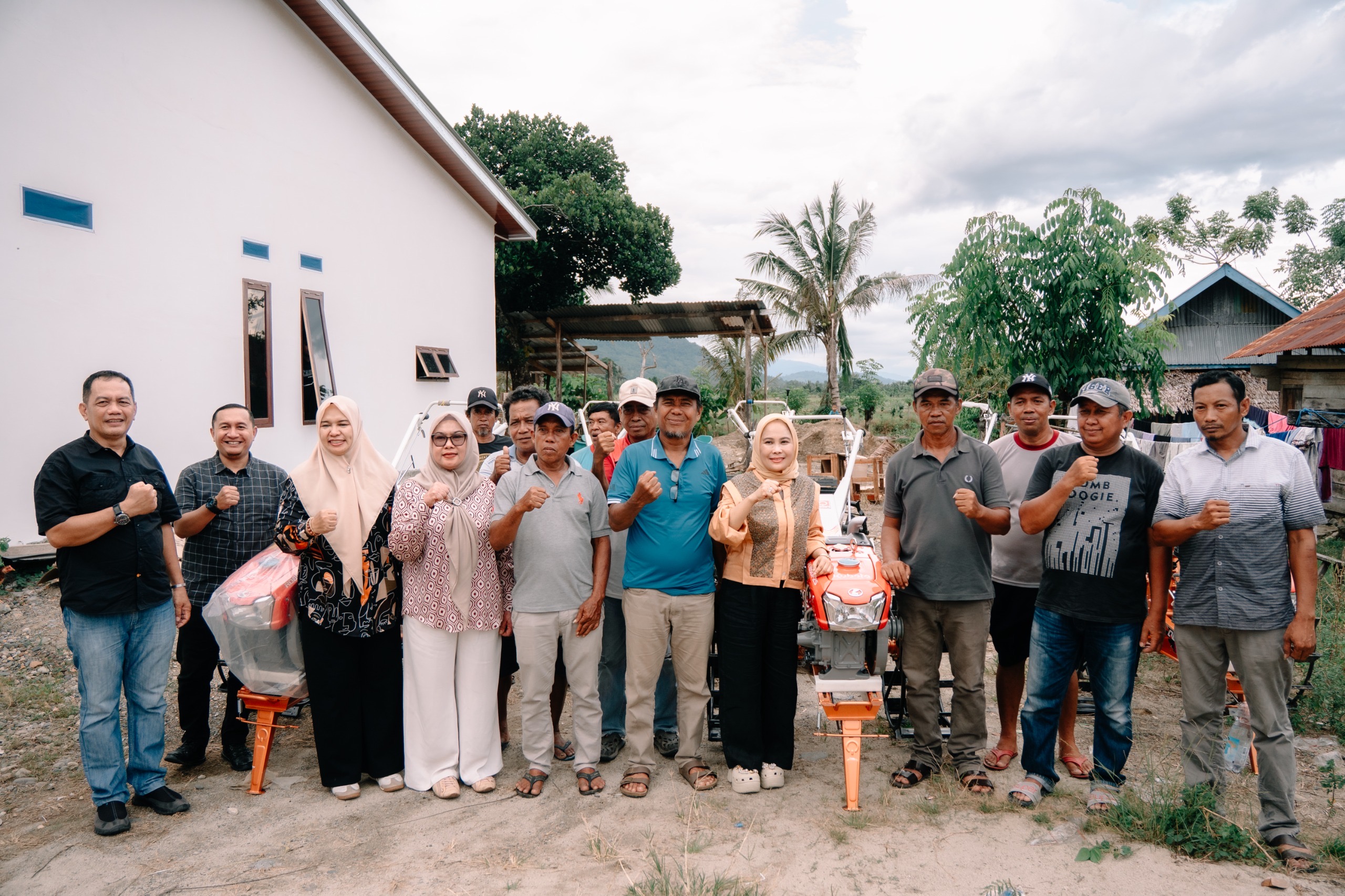 Wali Kota Palopo Serahkan Bantuan 6 Hand Traktor Kepada Kelompok Tani