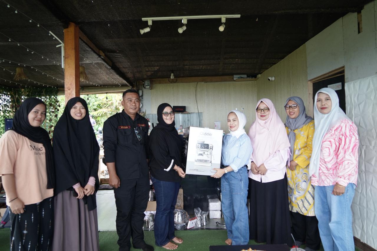 Wali Kota Palopo menyerahkan bantuan untuk UKM di Mungkajang