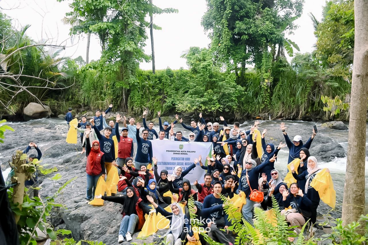 Dinas Sosial Palopo Kerja Bakti di Pelataran Sungai Mungkajang