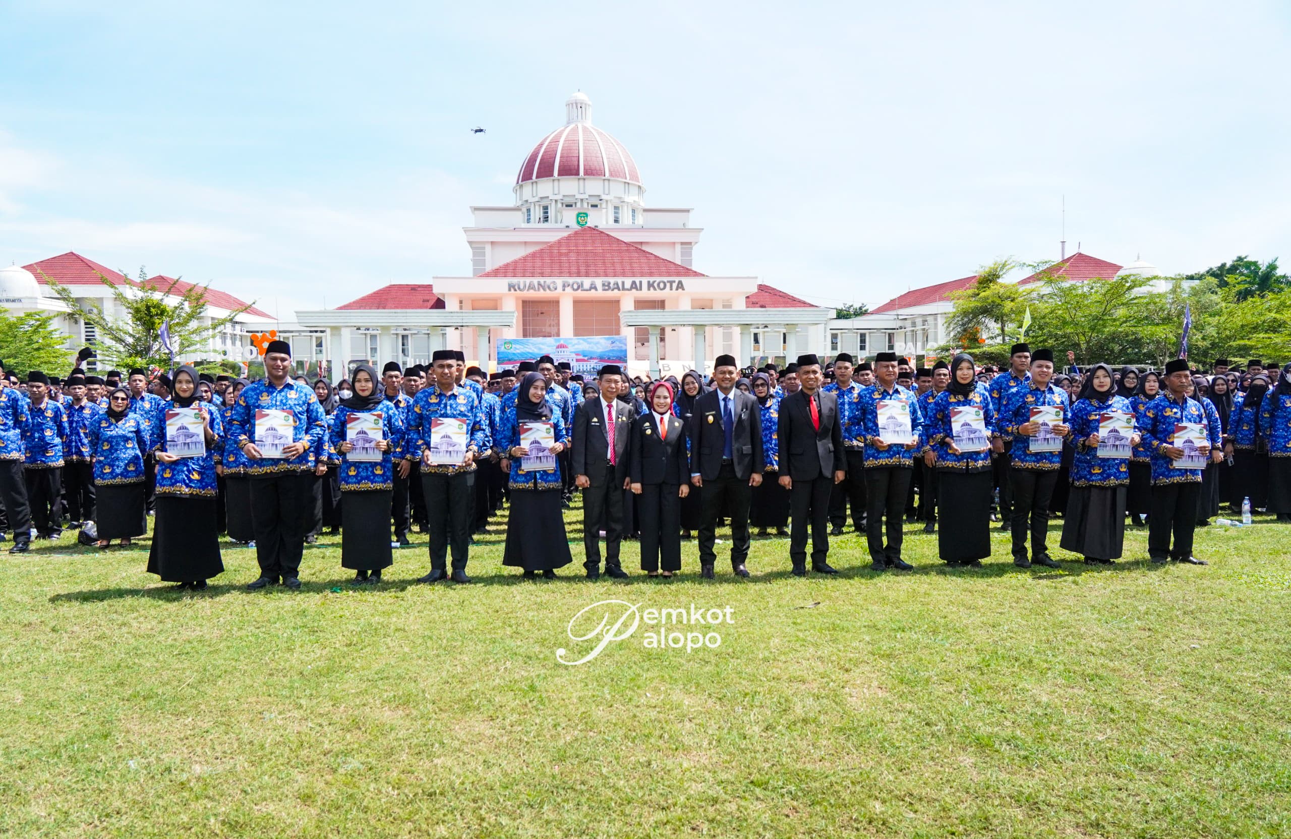 Pemkot Palopo menyerahkan 3297 SK PPPK Paruh Waktu Kota Palopo