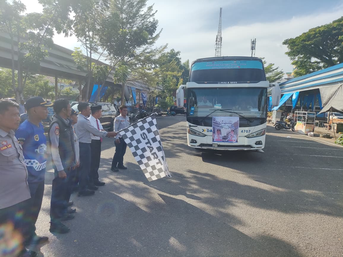 Jelang Nataru, Plh. Sekda Palopo melepas Armada Mudik Gratis