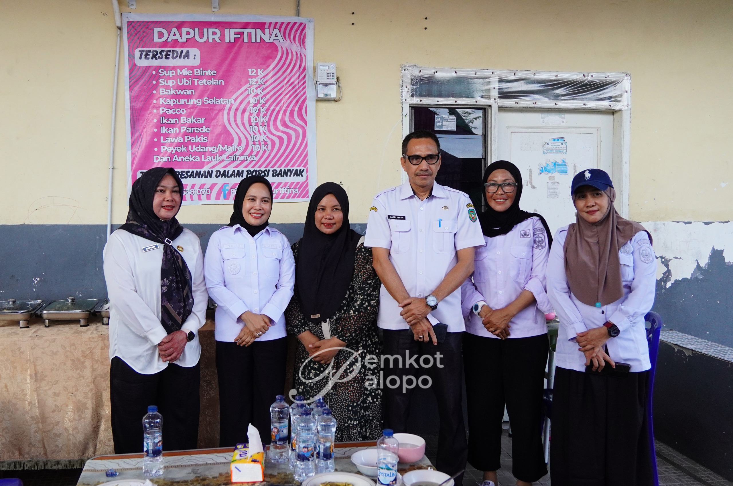 Wali Kota Palopo menyerahkan Bantuan dari Prov. Sulsel untuk UP2k binaan TP-PKK