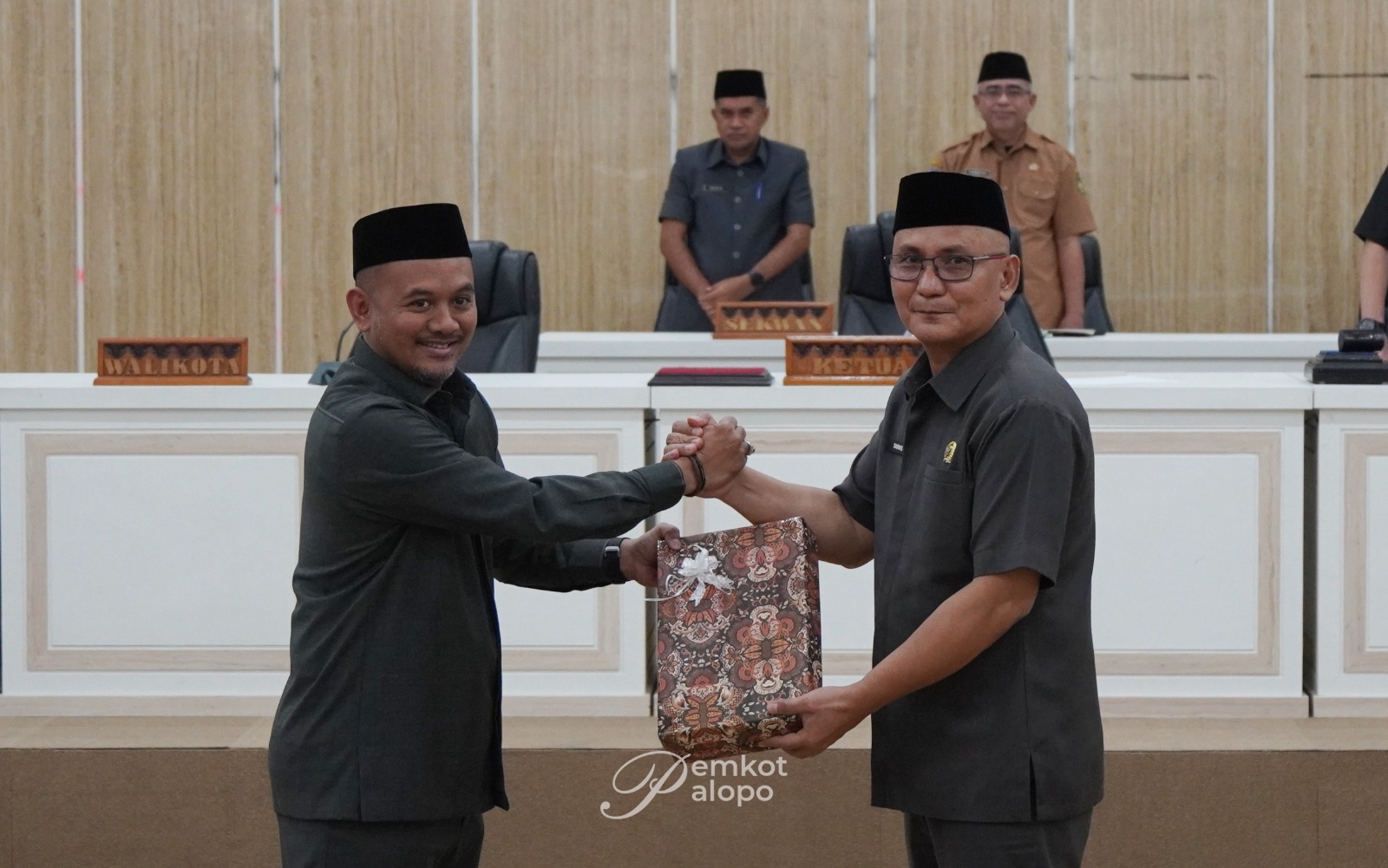 Wakil Wali Kota Palopo menyerahkan Ranperda tentang RPJMD Kota Palopo Tahun 2025-2029