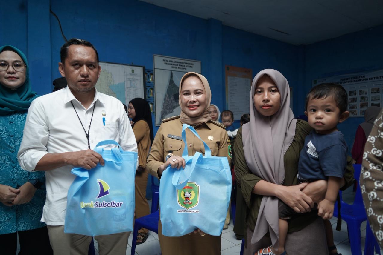 Wali Kota Palopo bersama Bank Sulselbar salurkan bantuan ke 32 warga Penggoli
