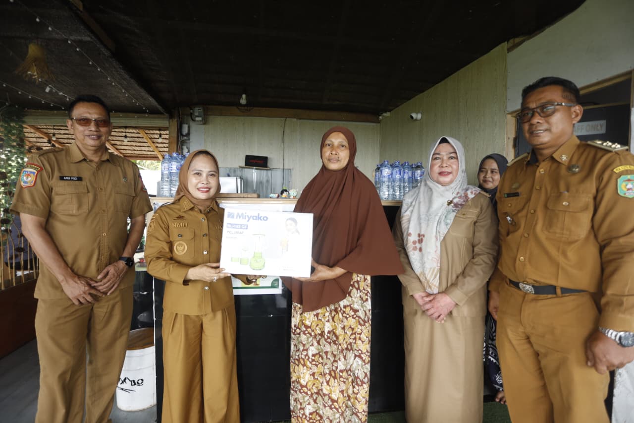 Wali Kota Palopo kembali menyerahkan bantuan kepada pelaku Usaha Kecil Menengah di Kambo dan Latuppa