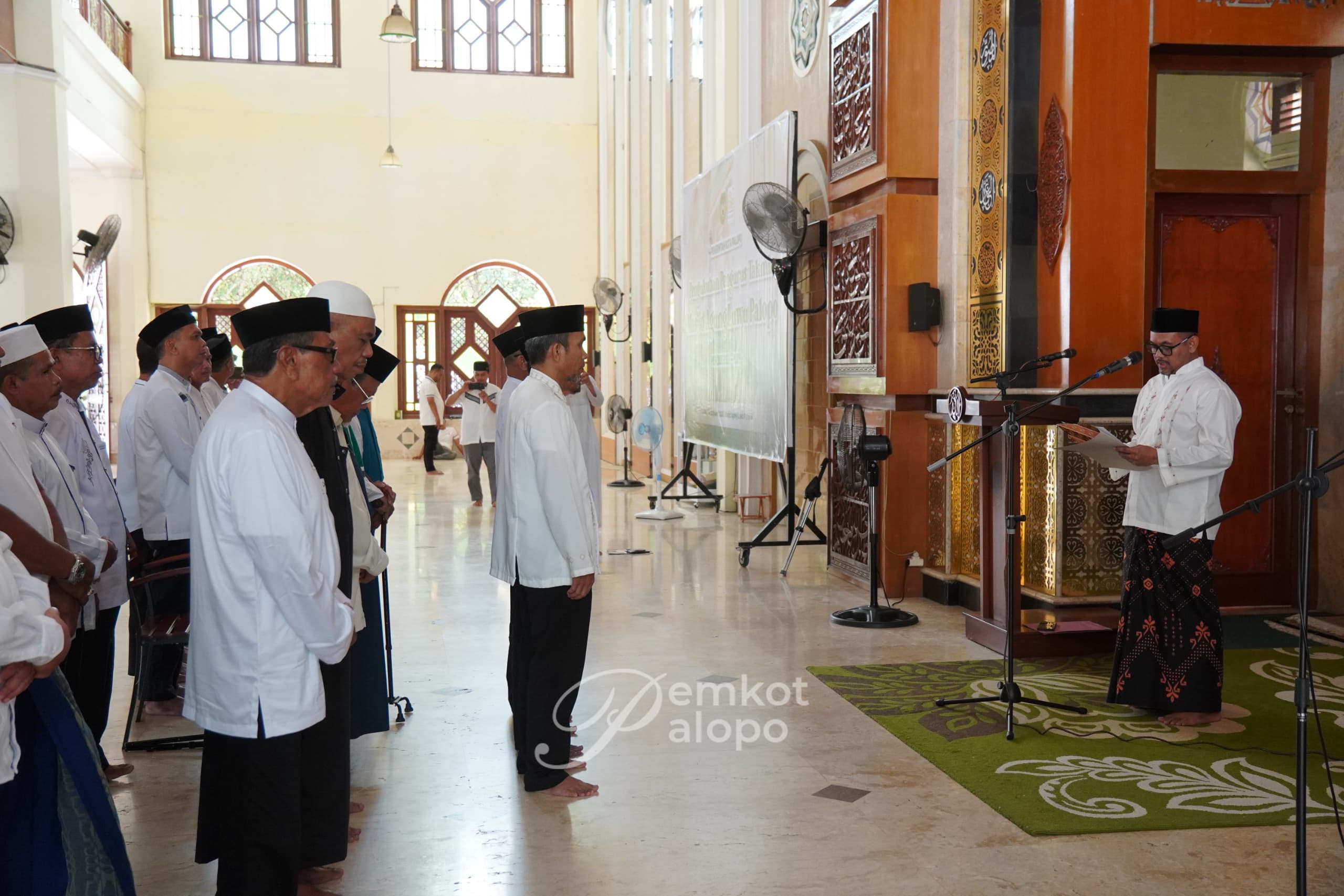 Wakil Wali Kota Palopo mengukuhkan Pengurus Masjid Agung Luwu Palopo