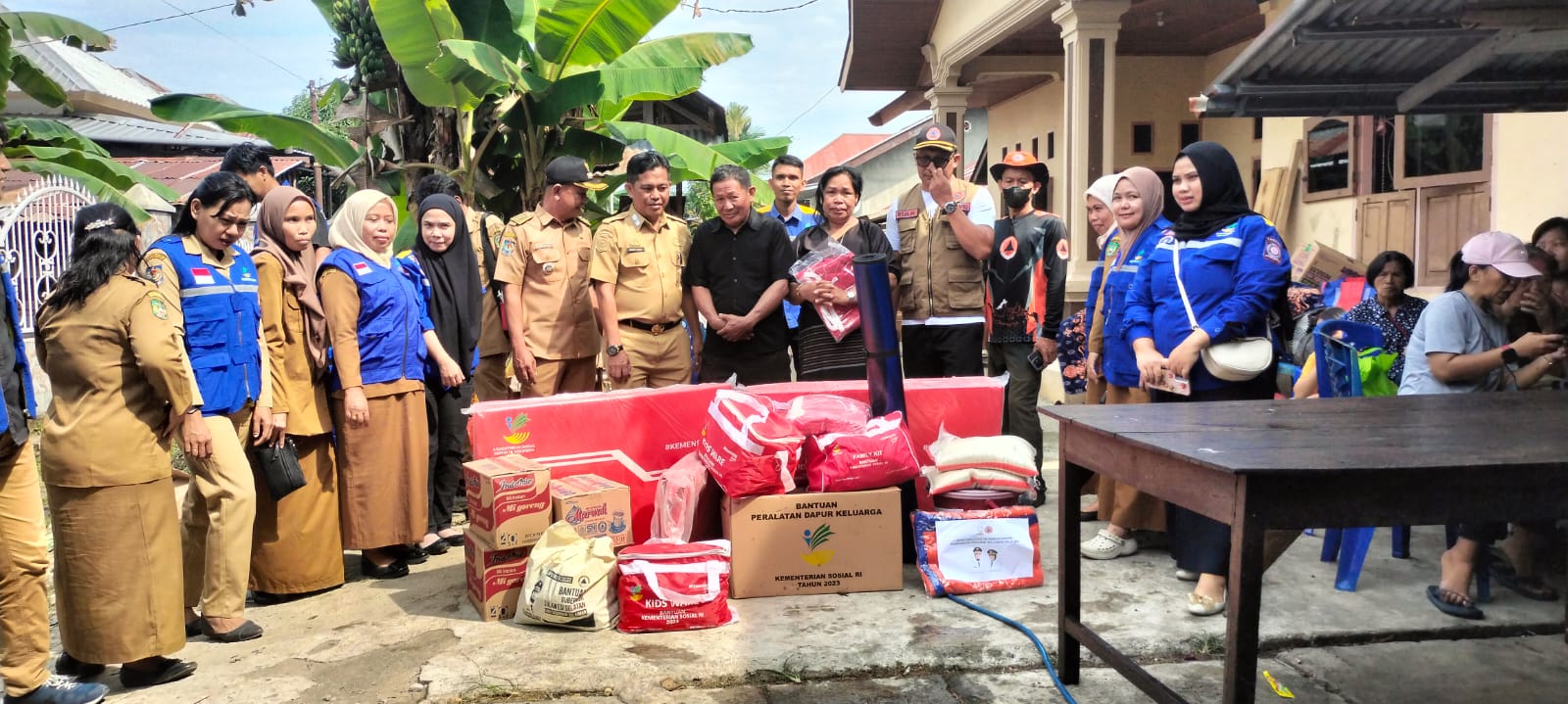 Pj. Sekda Kota Palopo Menyerahkan Bantuan Kepada Korban Kebakaran di Kel. Pattene