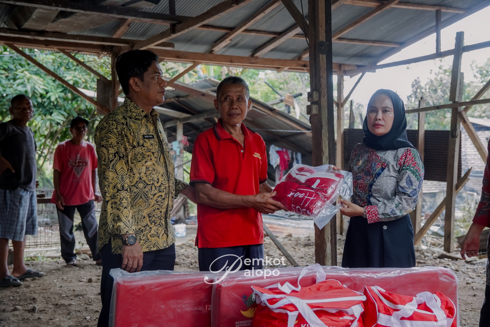 Wali Kota Palopo Serahkan Bantuan Korban Kebakaran di Maroangin
