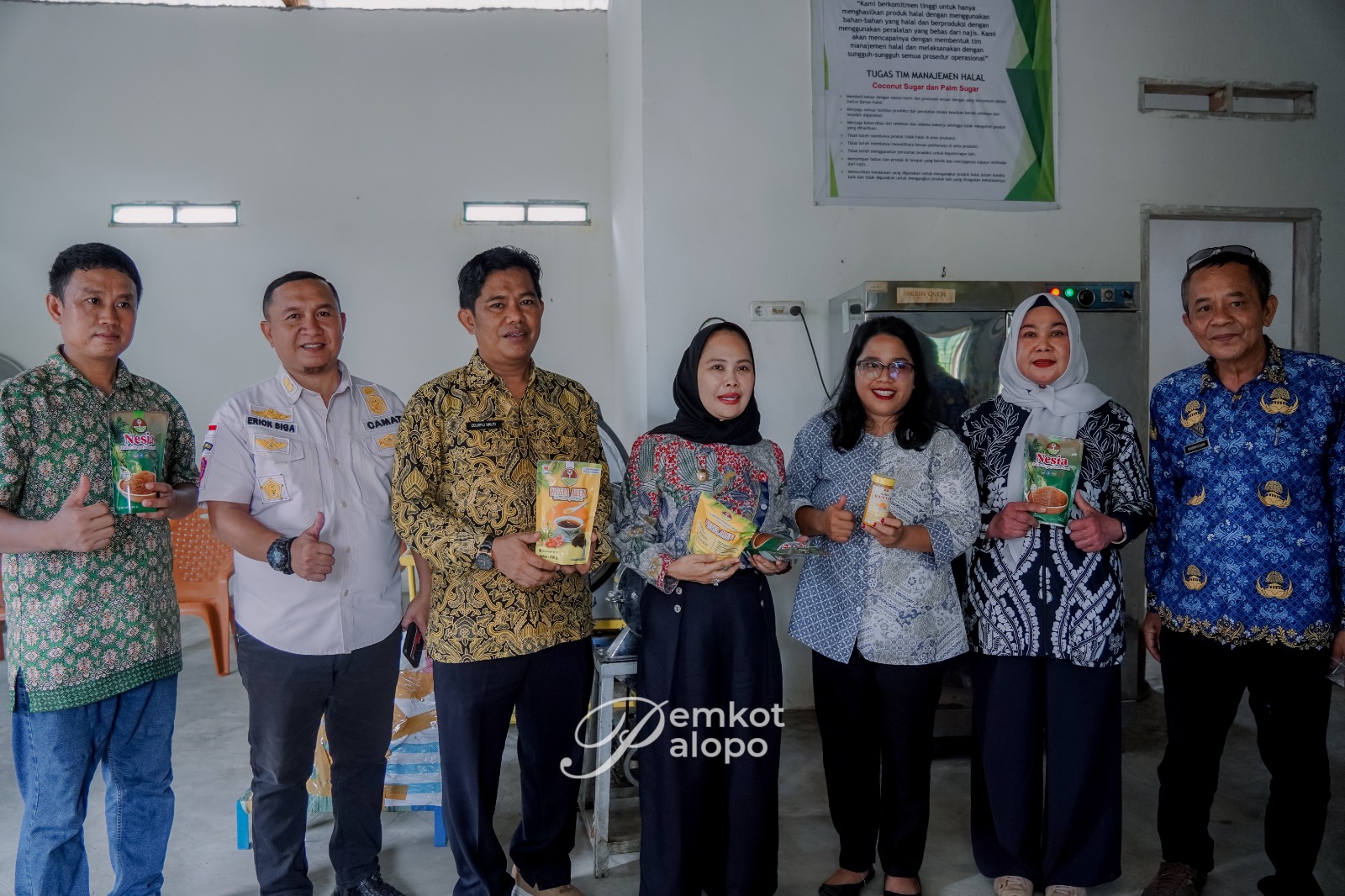 Kunjungi Rumah Produksi Gula Aren, Wali Kota Palopo serahkan Bantuan Peralatan UMKM