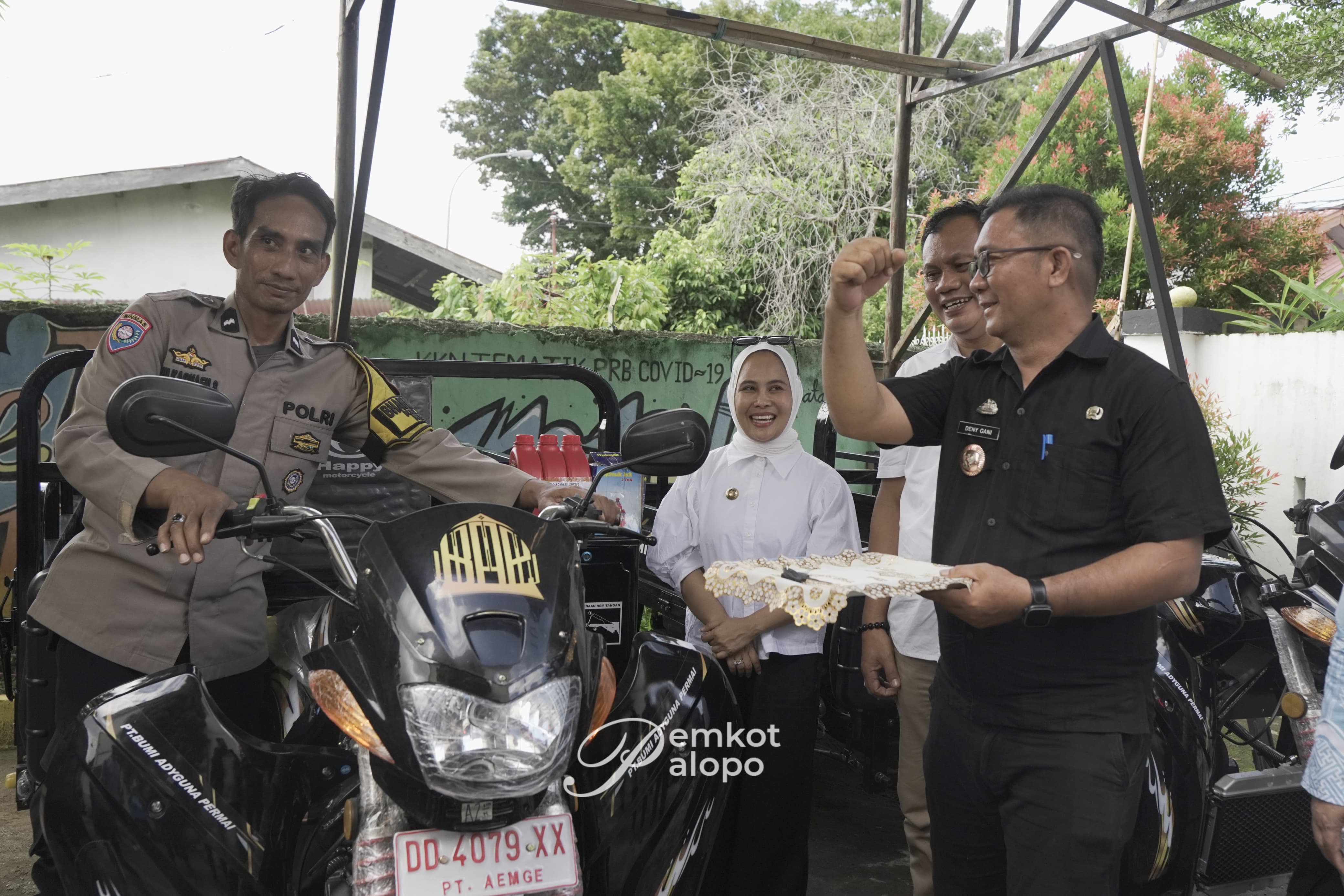 Wali Kota Palopo serahkan Motor Roda 3 ke Masyarakat Boting