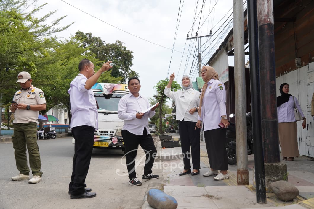 Pemkot Palopo tertibkan Papan Reklame yang tak berizin