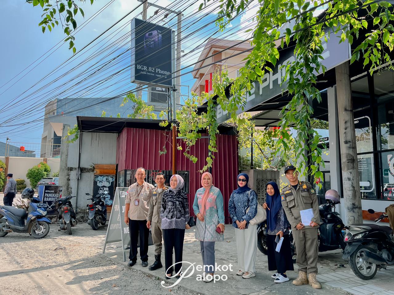 Pemkot Palopo Turunkan Reklame Tak Berizin