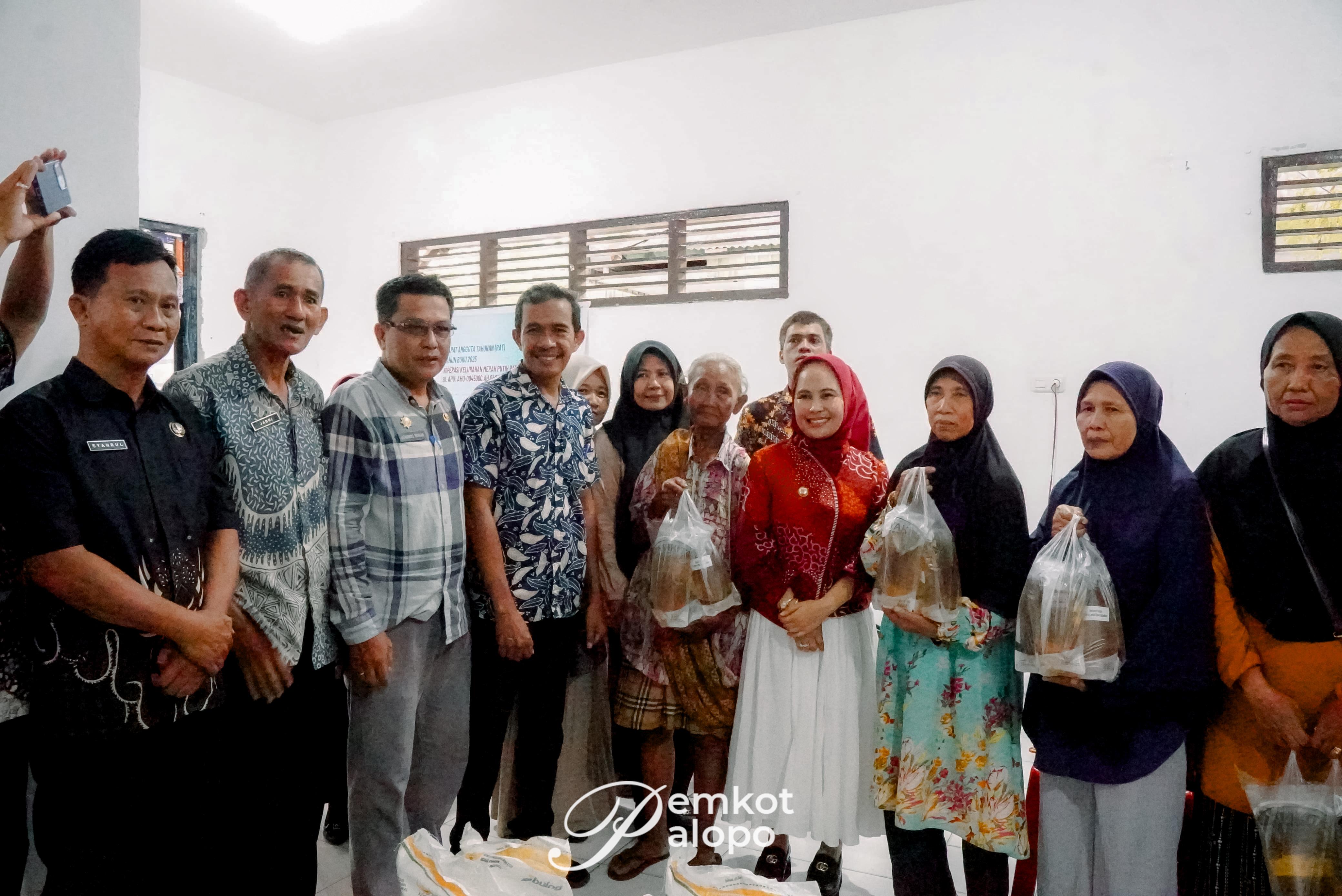 Wali Kota Palopo Serahkan Bantuan Pangan di Wara Utara
