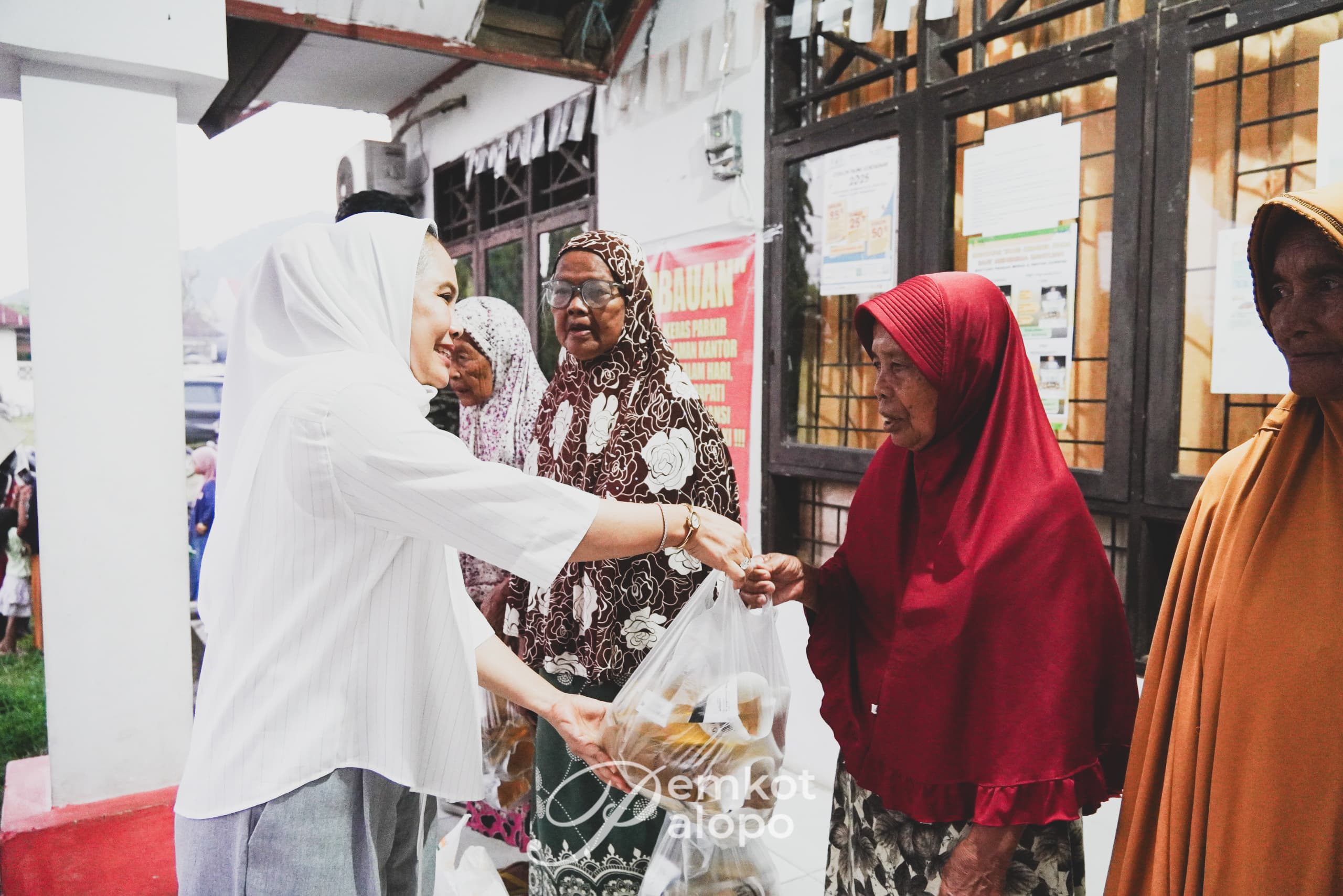 Wali Kota Palopo Serahkan Bantuan Pangan Kepada 2.651 KPM di Kecamatan Bara