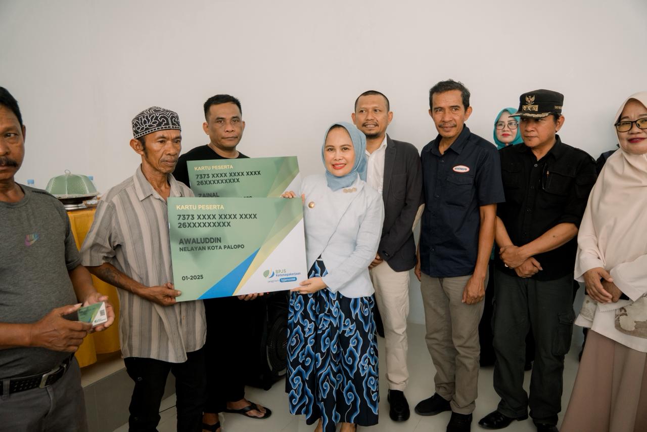 Wali Kota Palopo serahkan secara simbolis Kartu Kepesertaan BPJS Ketenagakerjaan Sektor Perikanan