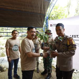 pln-palopo-serahkan-2000-bibit-pohon-kepada-pemkot