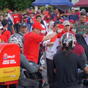 jelang-hut-ri-pemkot-palopo-bagi-ribuan-bendera-merah-putih-dan-tebar-ribuan-bibit-ikan
