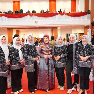 ketua-dekranasda-palopo-curi-perhatian-di-ajang-fashion-show-pameran-warna-budaya