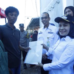 wali-kota-serahkan-sertifikat-tanah-warga-salotellue-bersyukur