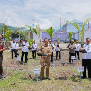 kadis-lh-palopo-penanaman-pohon-kelapa-di-lapas